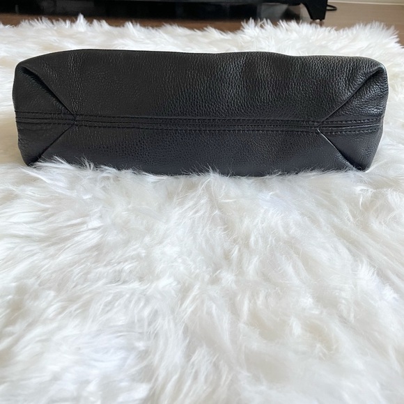 🔥Michael Kors | Hammered Leather Tote With Gold-Tone Metal Chain Handles - Picture 5 of 16